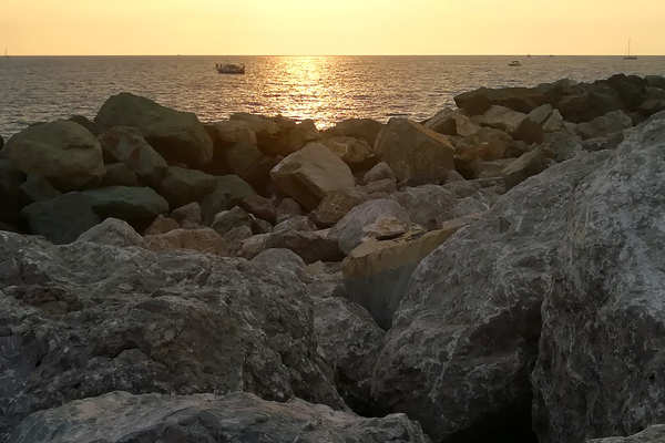Локация для фотосессии - Большие камни у моря