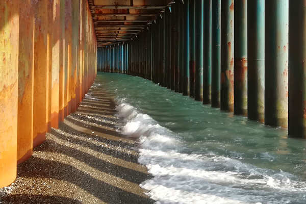 Локация для фотосессии - Коридор из опор на пляже «Sochifornia»