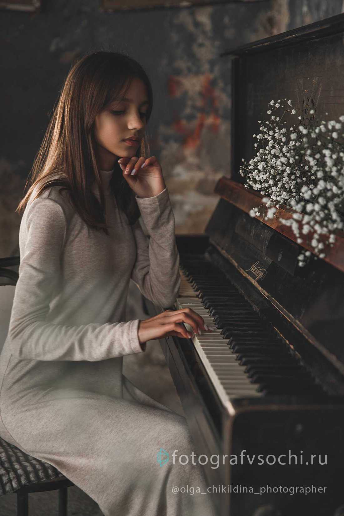 Девушка и старое пианино