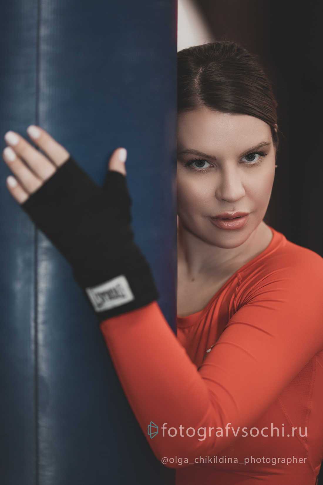 Портрет девушки боксера