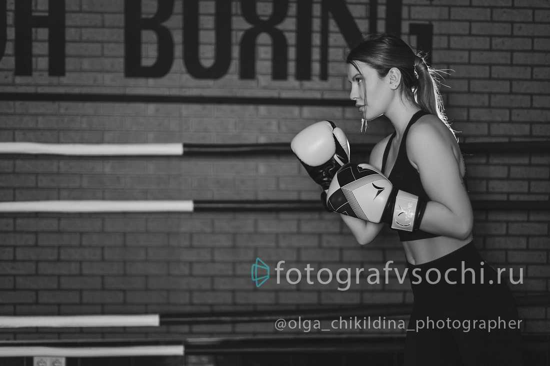 Девушка боксер в перчатках на ринге