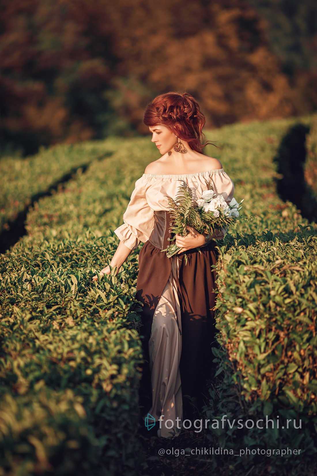 Фотопортрет девушки с цветами на чайной плантации