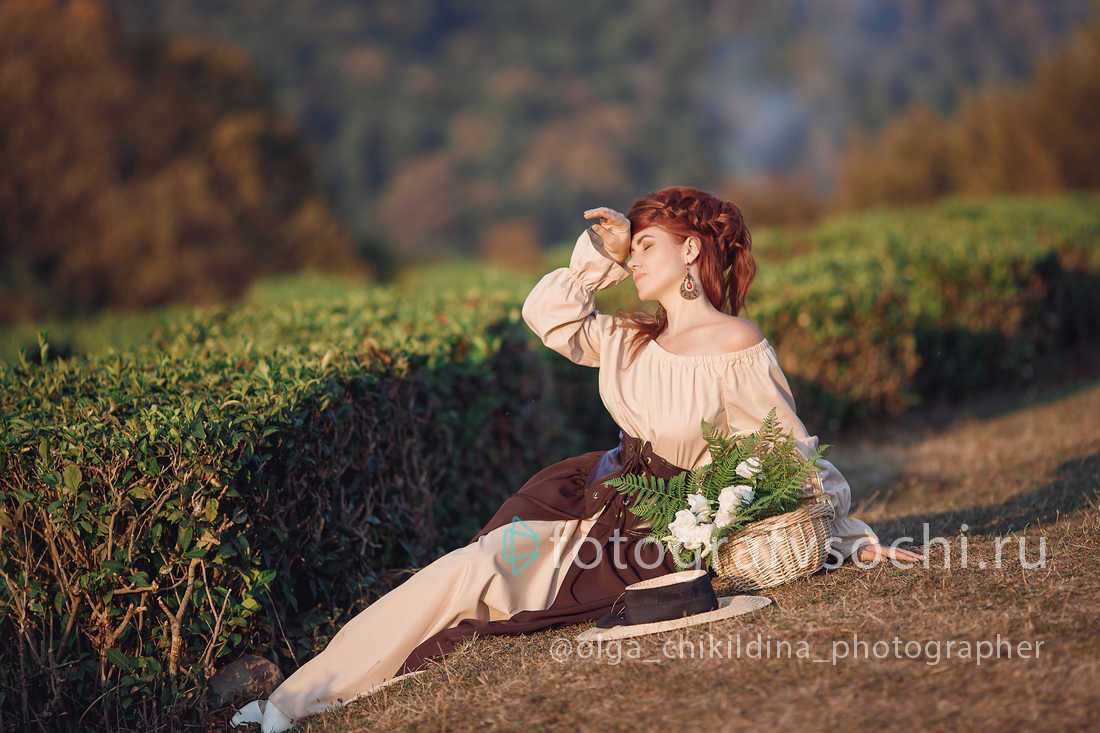 Девушка с цветами присела отдохнуть, чайные плантации