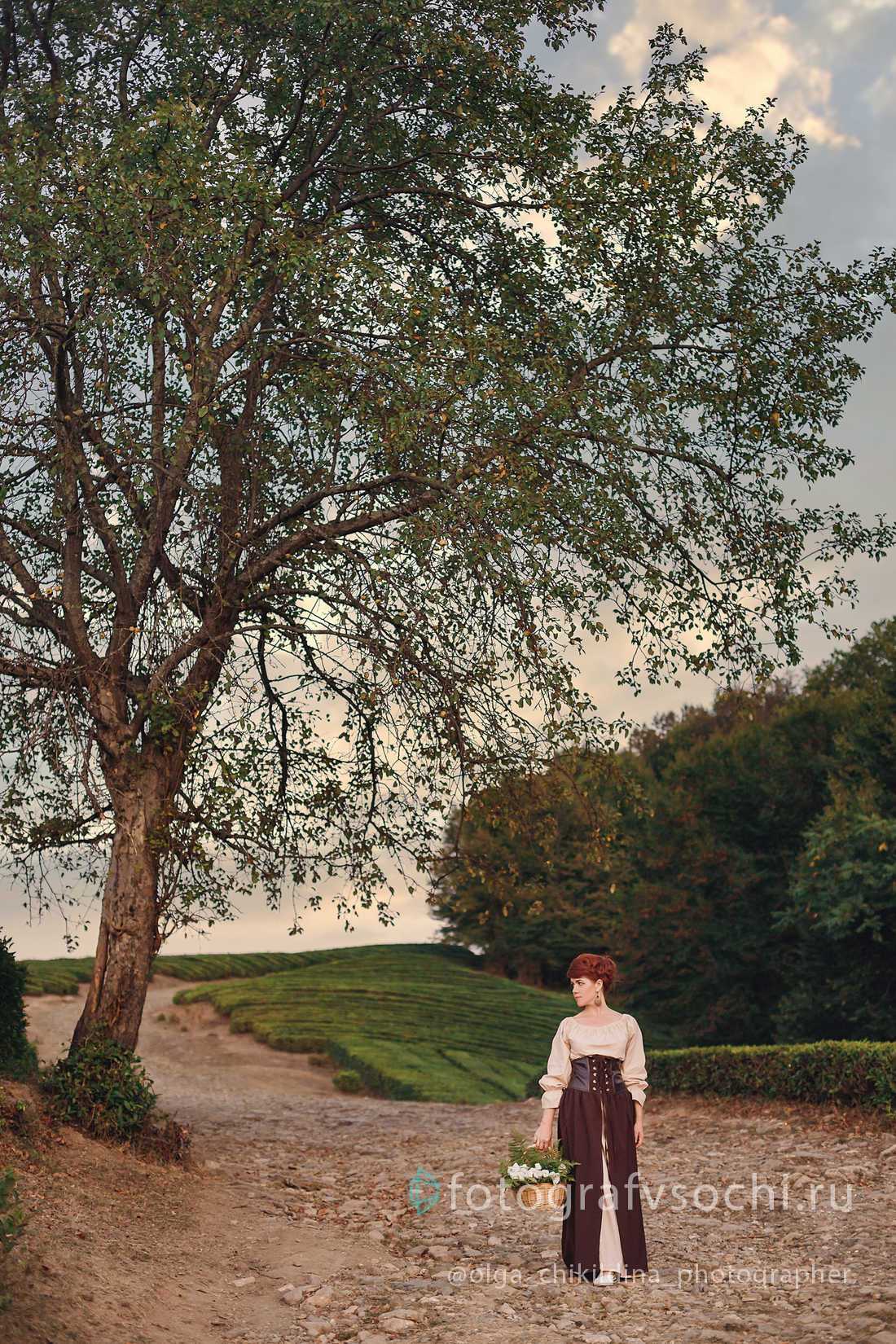 Фотография девушки возле дерева