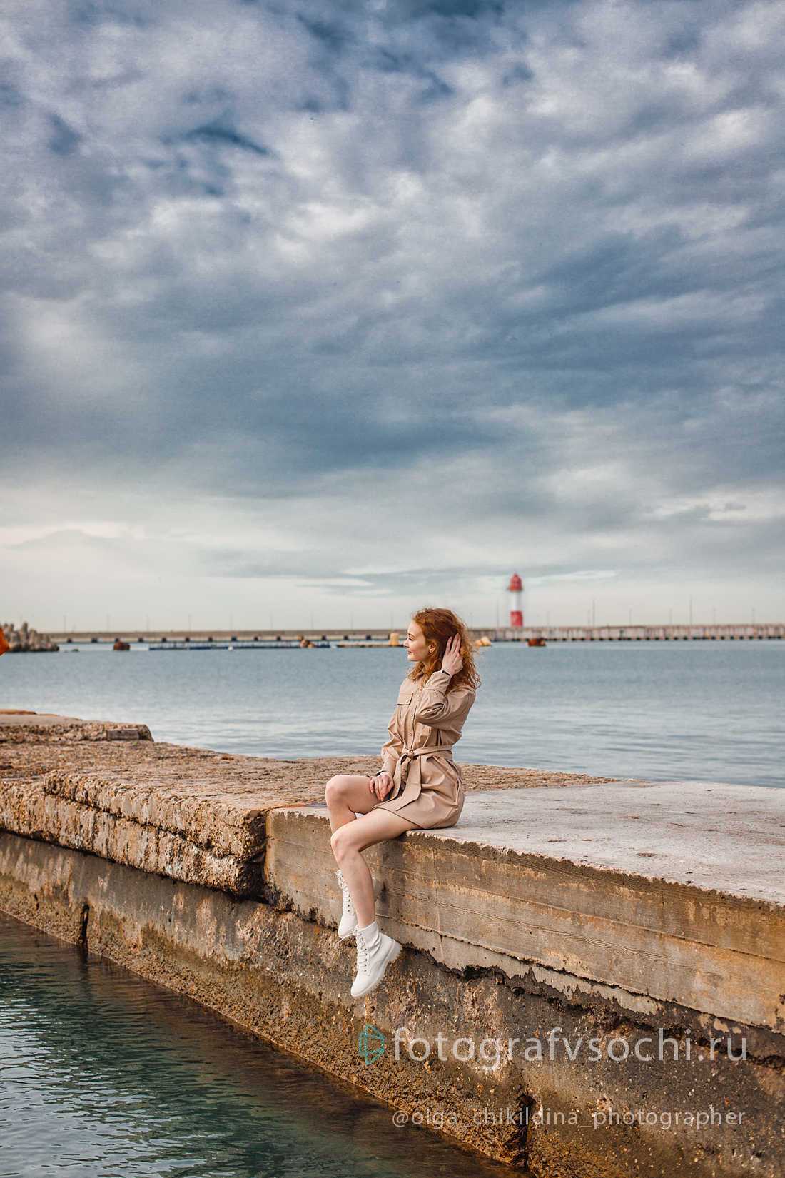 Девушка на фоне маяка Сочи