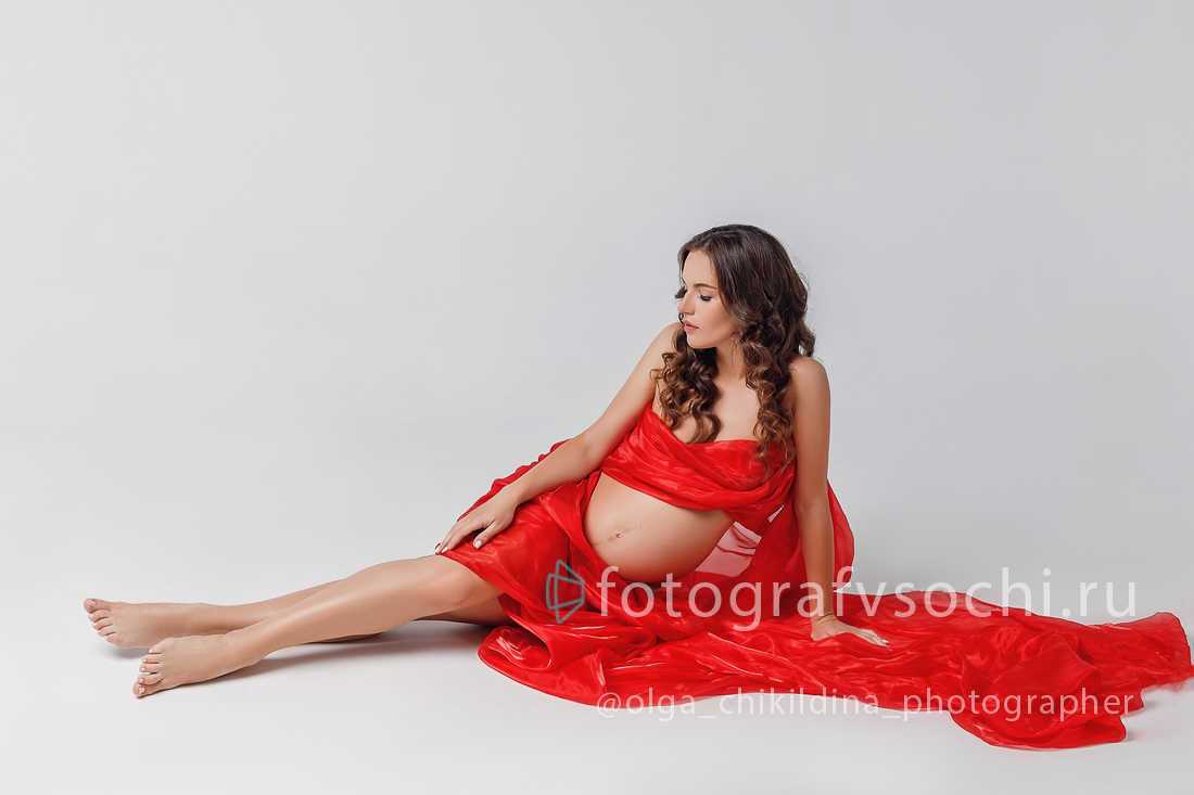 Беременная женщина в красном