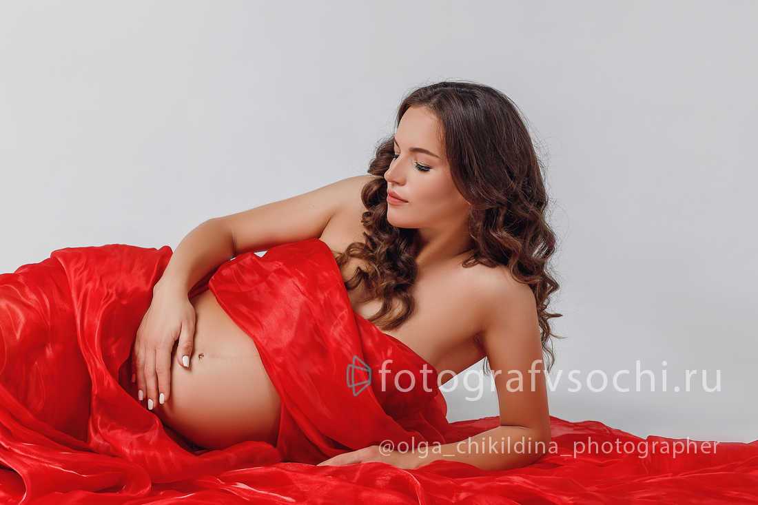 Беременная девушка в красном