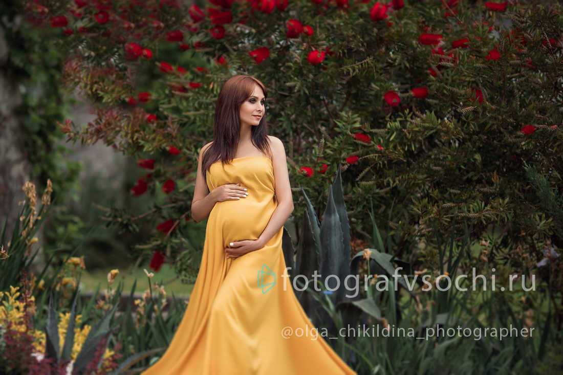 Живописная фотография беременной девушки в желтом