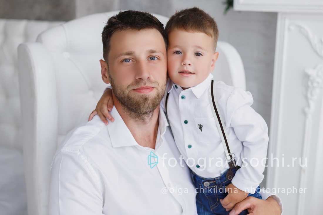 Портрет мужчины с сынишкой оба в белых рубашках