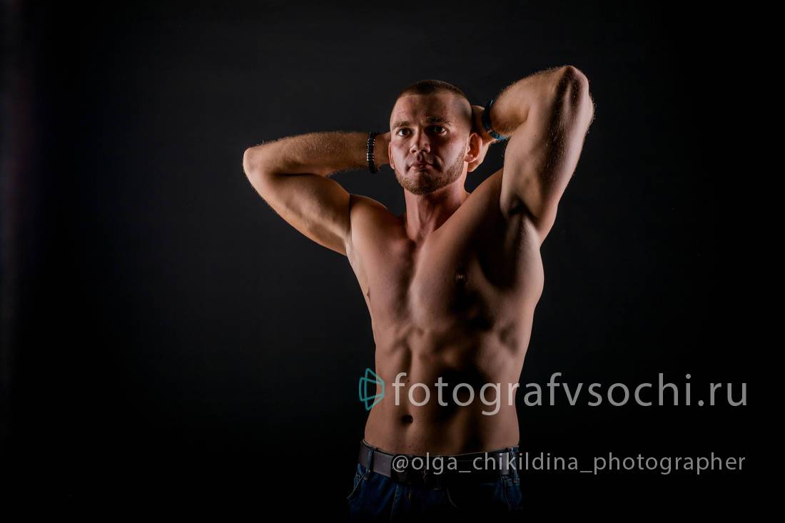 Портрет молодого мужчины с голым торсом спортивного телосложения