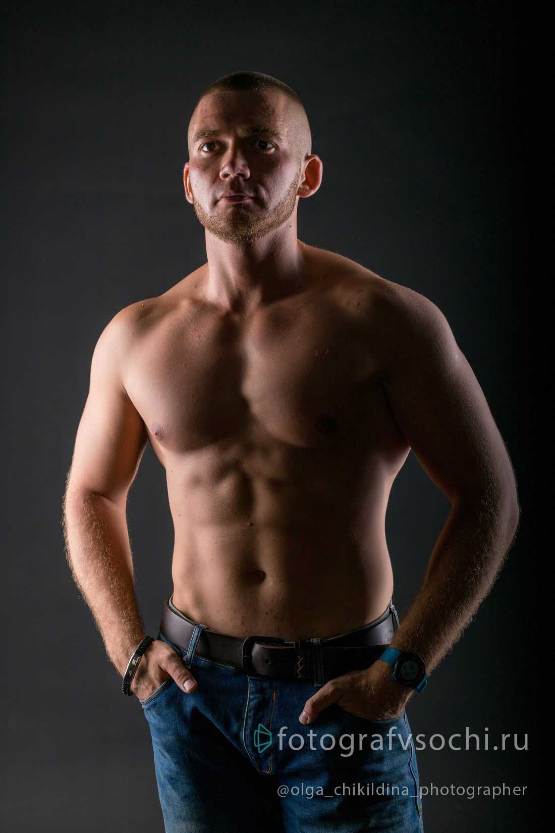 Портрет парня с голым торсом спортивного телосложения