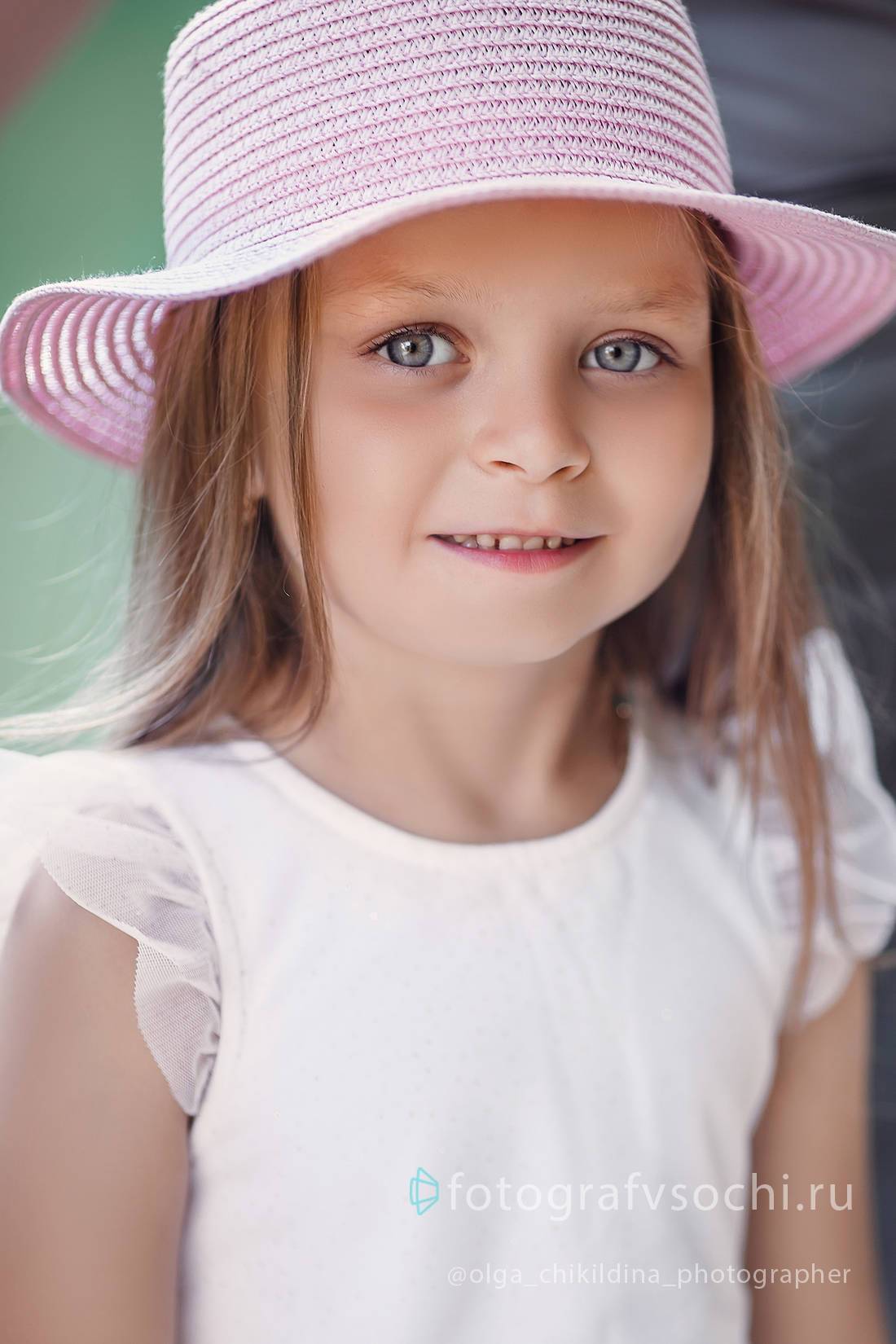Портрет девочки в розовой шляпке