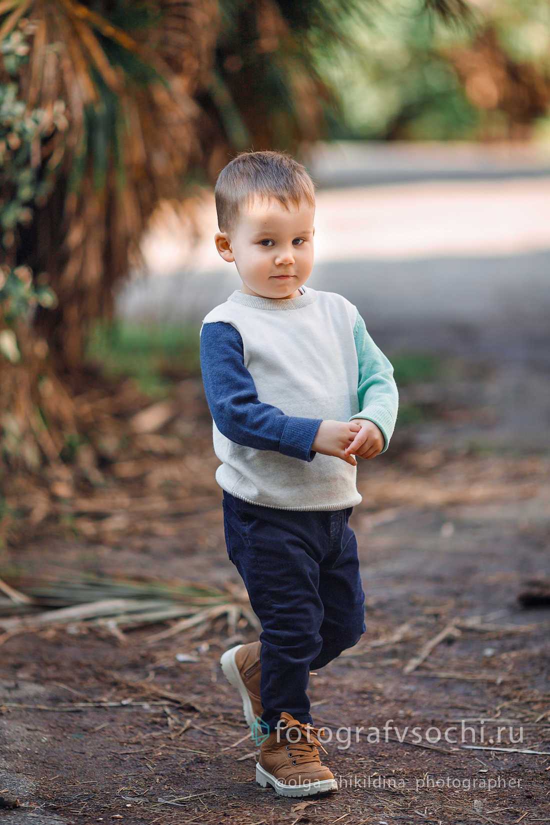 Мальчик на фоне пальмовых веток