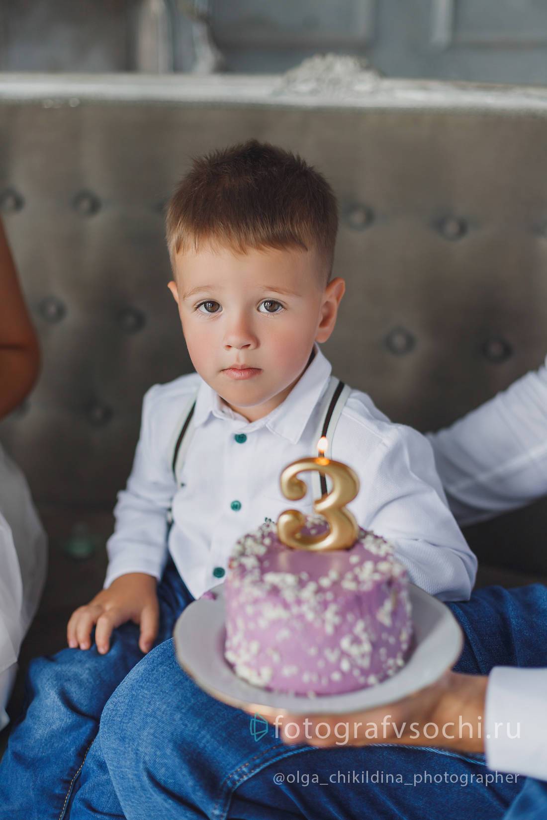 Портрет мальчика с тортом в день рождения