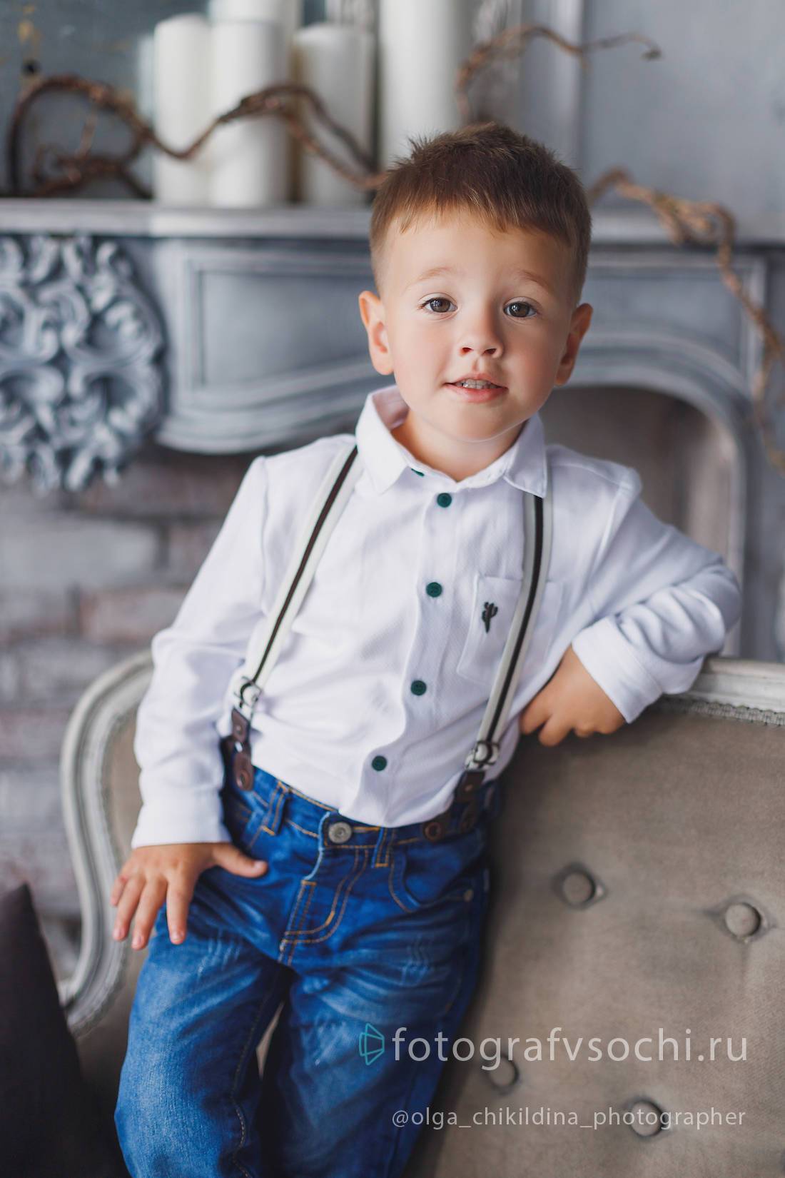 Портрет мальчика в белой рубашке и джинсах с подтяжками