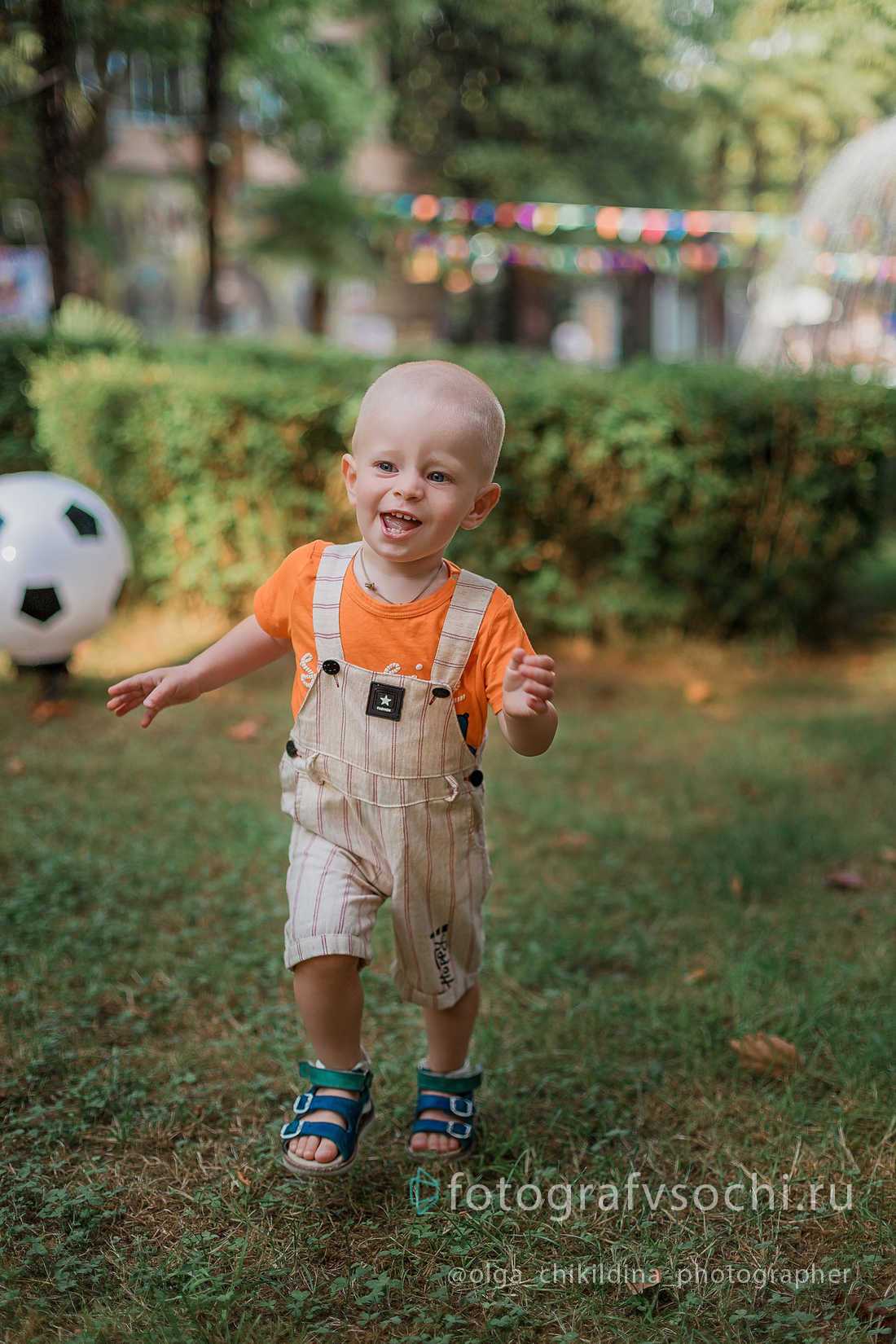 Бегущий малыш на фоне футбольного мяча