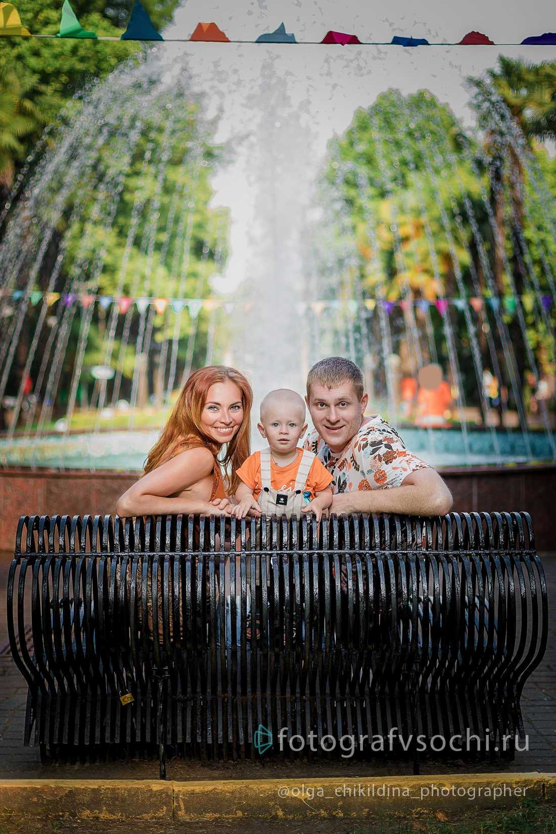 Семья на фоне фонтана в парке Ривьера