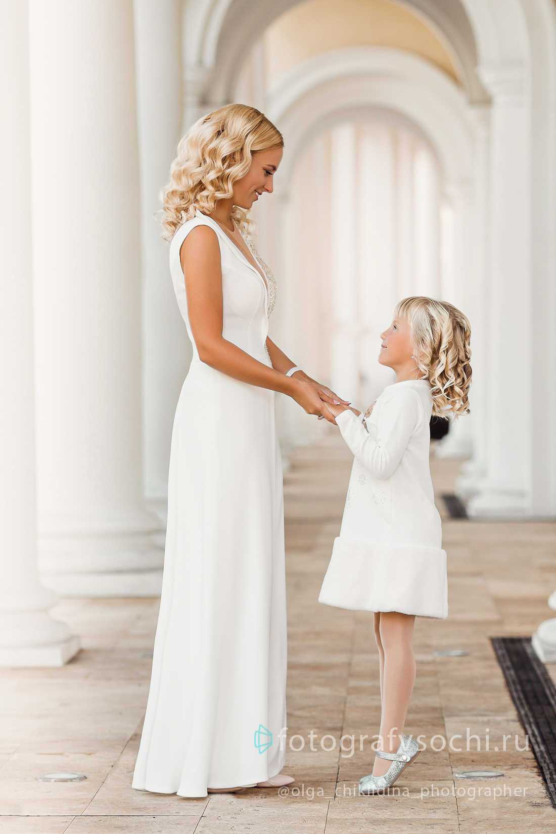 Девочка и мама в белых платьях