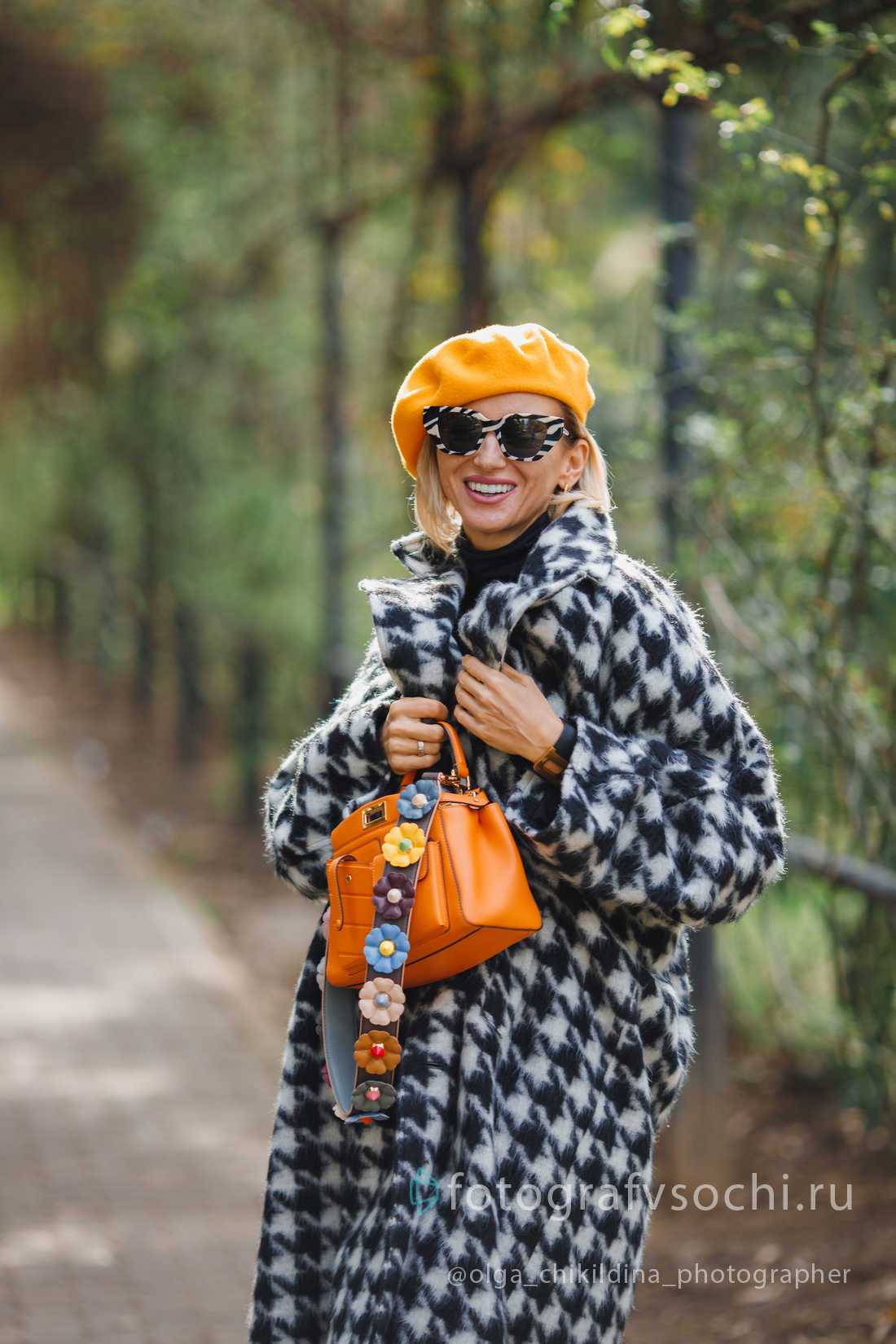 Девушка с оранжевой сумкой в желтом берете и клетчатом пальто