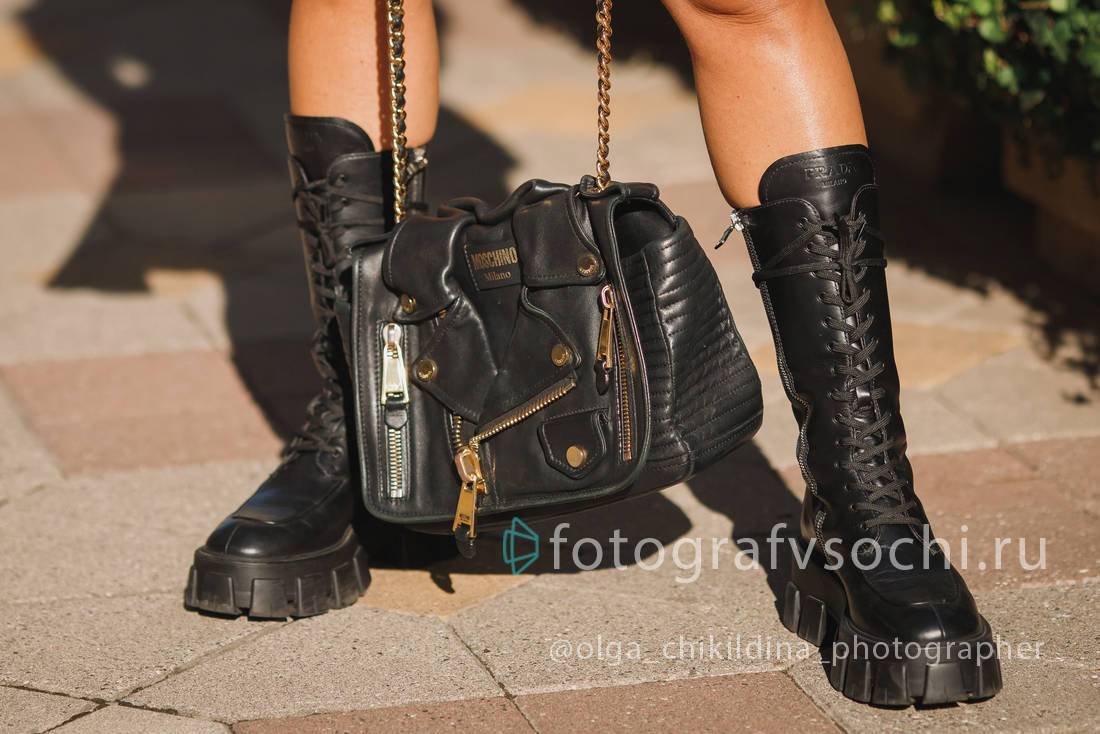 Черные ботинки и сумка Moschino